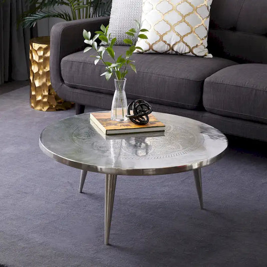 Table basse en aluminium à motif floral gravé, pieds tripodes - Argent - Roche River Decor - 89 cm x 89 cm x 41 cm (L x l x H)