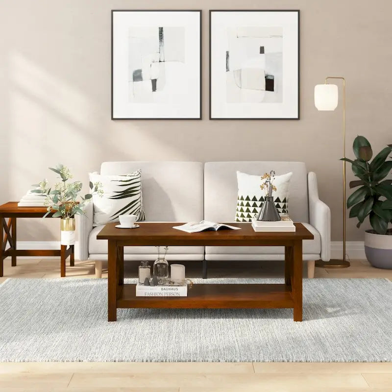Table basse classique de style campagnard en bois massif