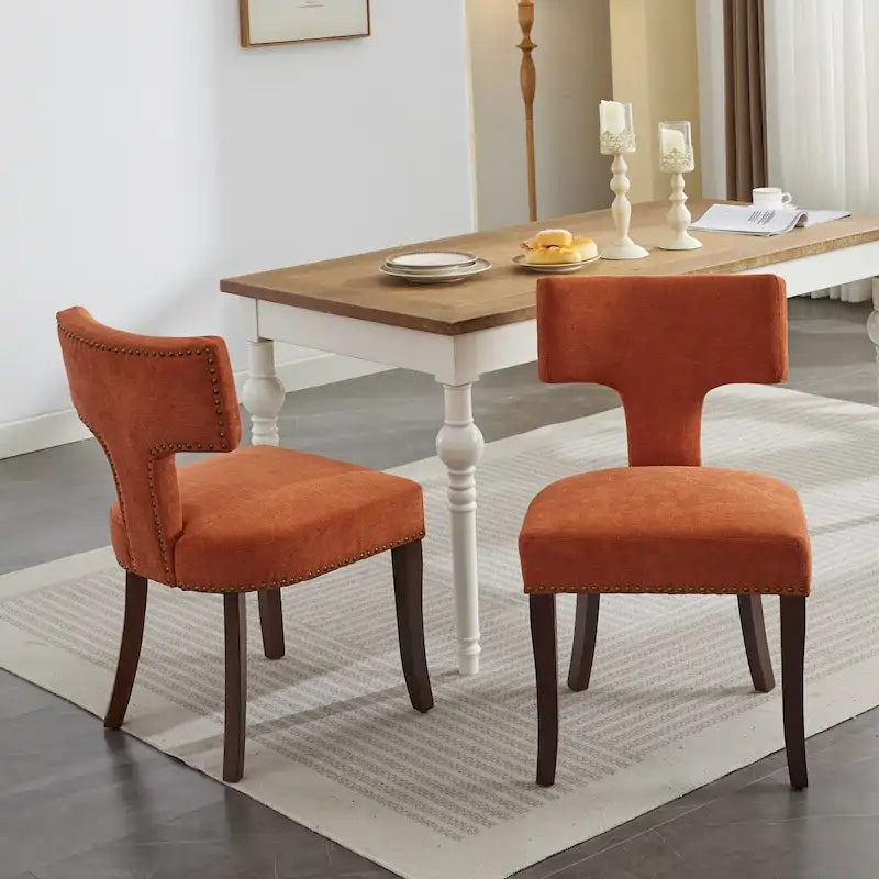 Ensemble de 2 chaises de salle à manger, assise rembourrée en lin, dossier incurvé orné de clous en cuivre, structure en bois massif.