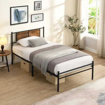 Lit plateforme en métal avec tête de lit décorative en panneaux de bois