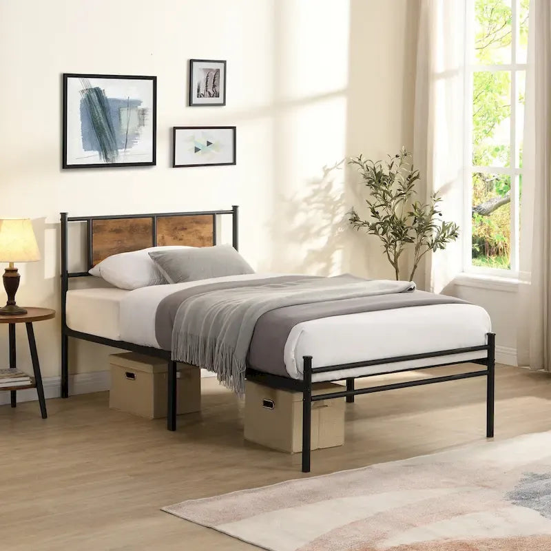 Lit plateforme en métal avec tête de lit décorative en panneaux de bois