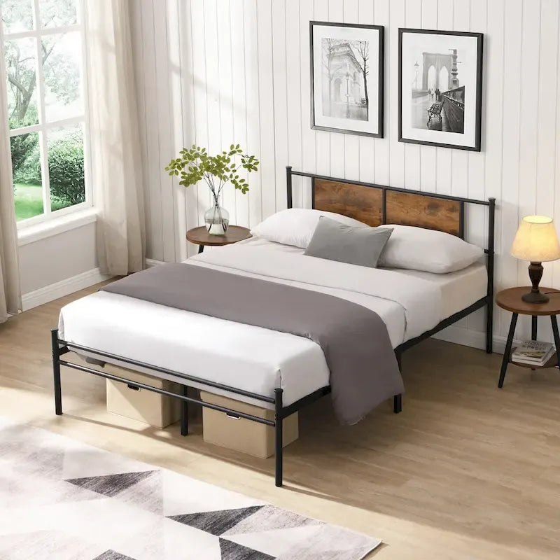 Lit plateforme en métal avec tête de lit décorative en panneaux de bois