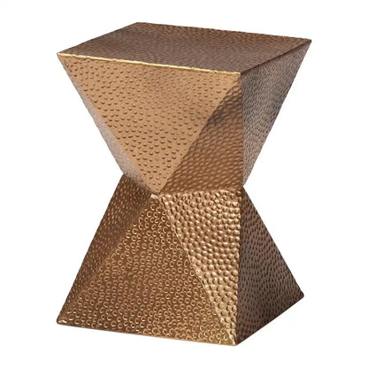Table d'appoint Pacey en métal texturé - Table d'appoint géométrique dorée avec silhouette en forme de sablier pour une utilisation intérieure ou semi-extérieure