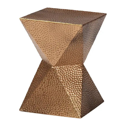 Table d'appoint Pacey en métal texturé - Table d'appoint géométrique dorée avec silhouette en forme de sablier pour une utilisation intérieure ou semi-extérieure