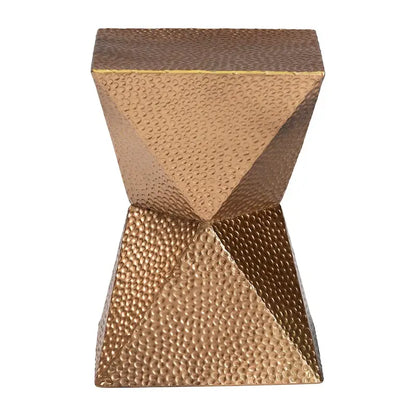 Table d'appoint Pacey en métal texturé - Table d'appoint géométrique dorée avec silhouette en forme de sablier pour une utilisation intérieure ou semi-extérieure
