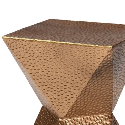 Table d'appoint Pacey en métal texturé - Table d'appoint géométrique dorée avec silhouette en forme de sablier pour une utilisation intérieure ou semi-extérieure