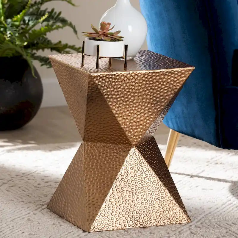 Table d'appoint Pacey en métal texturé - Table d'appoint géométrique dorée avec silhouette en forme de sablier pour une utilisation intérieure ou semi-extérieure