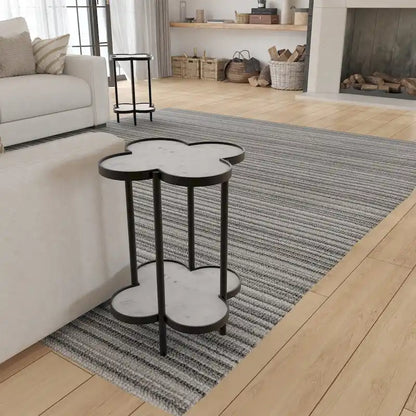 Table d'appoint Chloé, plateau en marbre blanc véritable en forme de trèfle, structure en fer noir