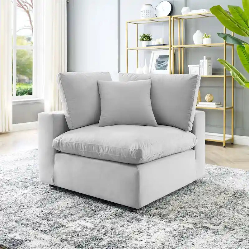 Fauteuil d'angle Commix en velours performant, rembourré de duvet et ultra-confortable
