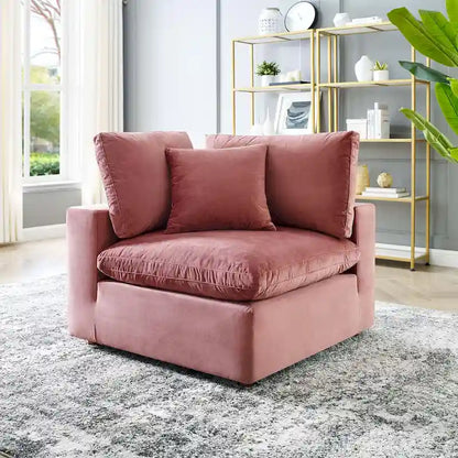 Fauteuil d'angle Commix en velours performant, rembourré de duvet et ultra-confortable