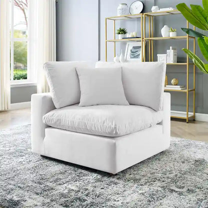 Fauteuil d'angle Commix en velours performant, rembourré de duvet et ultra-confortable