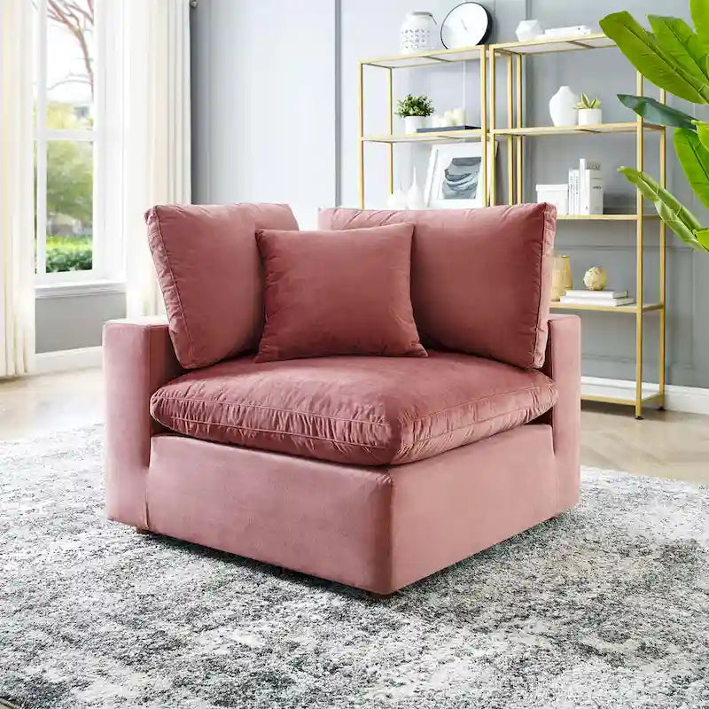 Fauteuil d'angle Commix en velours performant, rembourré de duvet et ultra-confortable