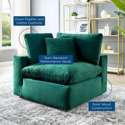 Fauteuil d'angle Commix en velours performant, rembourré de duvet et ultra-confortable