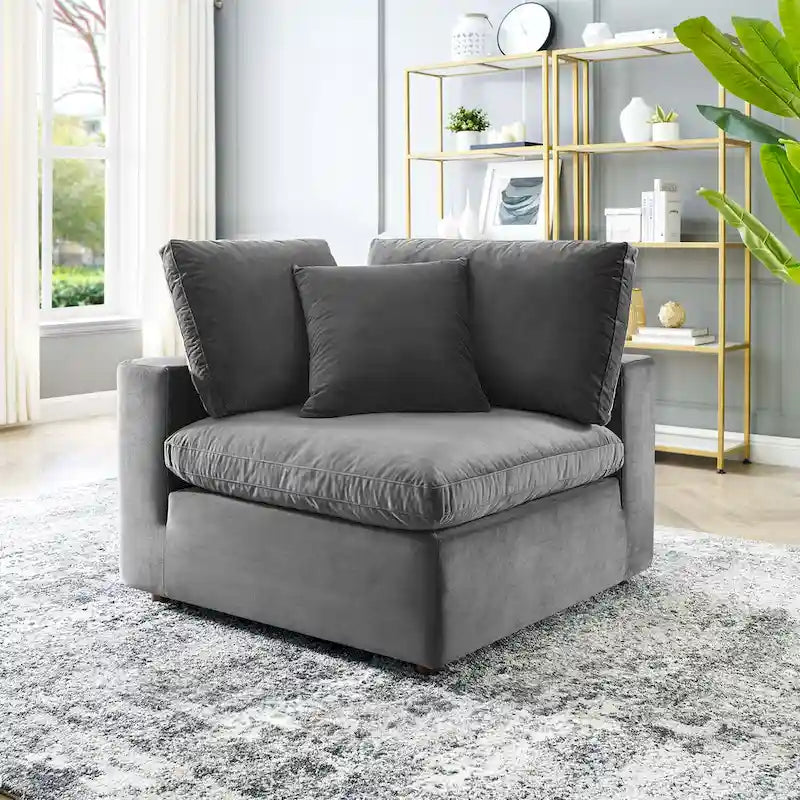 Fauteuil d'angle Commix en velours performant, rembourré de duvet et ultra-confortable