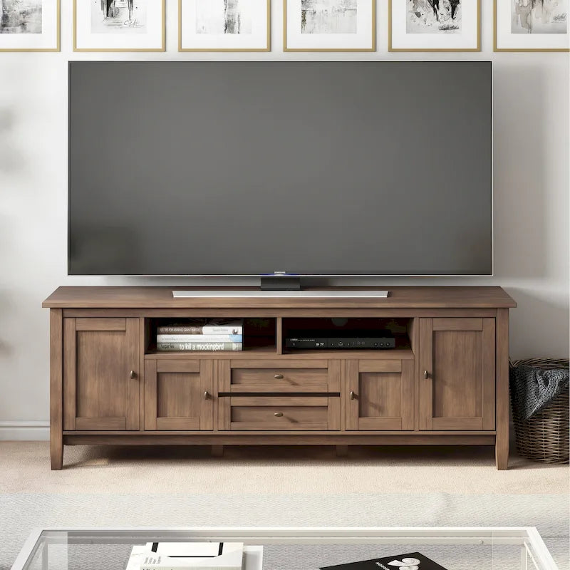 Meuble TV WYNDENHALL Norfolk en bois massif, 183 cm de large, pour téléviseurs jusqu'à 203 cm (80 pouces) - Dimensions : 183 cm (L) x 44,5 cm (P) x 66 cm (H)