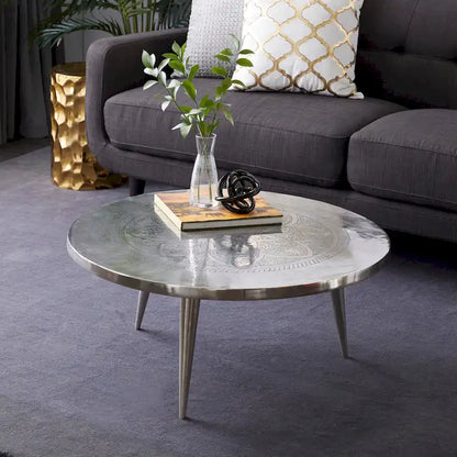 Table basse en aluminium à motif floral gravé, pieds tripodes - Argent - Roche River Decor - 89 cm x 89 cm x 41 cm (L x l x H)