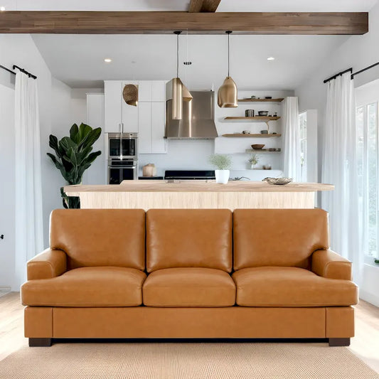 Canapé 3 places haut de gamme en cuir véritable, avec assise profonde et moelleuse et coussins en plumes d'oie pour un confort optimal.