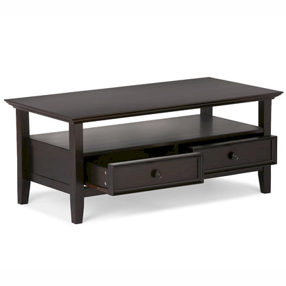 Table basse rectangulaire de style transitionnel WYNDENHALL Halifax en bois massif, 112 cm de large, couleur brun hickory.