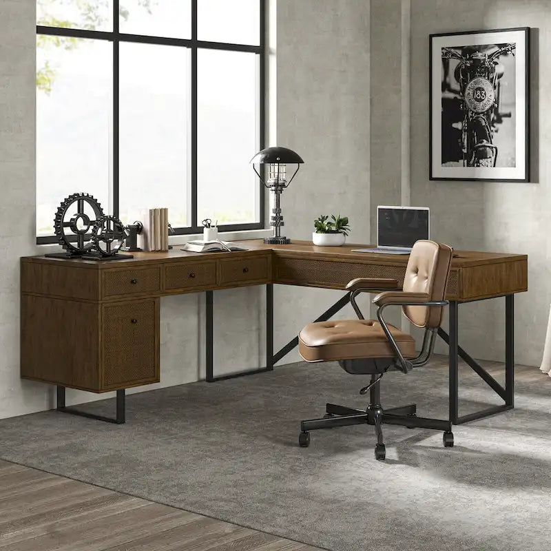 Bureau de direction industriel Alfons en forme de L avec plateau relevable en rotin, tiroirs et prises intégrées, par HULALA HOME
