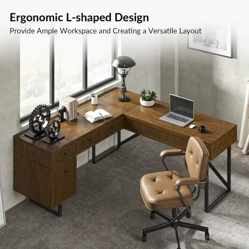 Bureau de direction industriel Alfons en forme de L avec plateau relevable en rotin, tiroirs et prises intégrées, par HULALA HOME