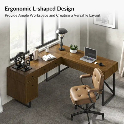 Bureau de direction industriel Alfons en forme de L avec plateau relevable en rotin, tiroirs et prises intégrées, par HULALA HOME