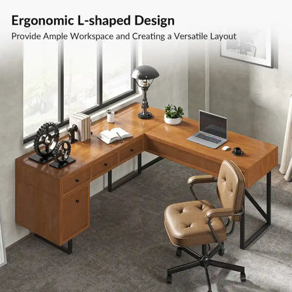Bureau de direction industriel Alfons en forme de L avec plateau relevable en rotin, tiroirs et prises intégrées, par HULALA HOME