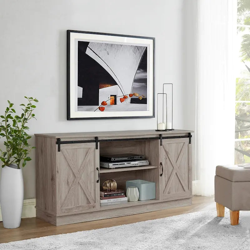 Meuble TV rustique en bois de style ferme, 60 pouces, avec console de rangement et portes coulissantes de style grange.