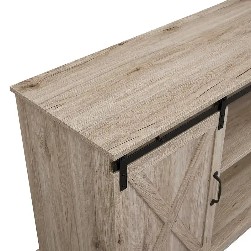 Meuble TV rustique en bois de style ferme, 60 pouces, avec console de rangement et portes coulissantes de style grange.