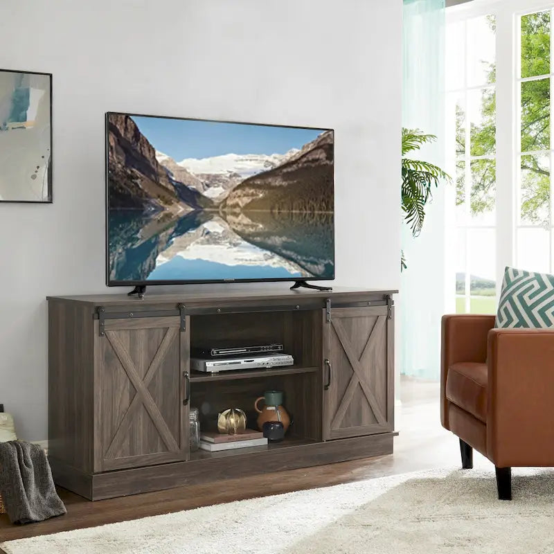 Meuble TV rustique en bois de style ferme, 60 pouces, avec console de rangement et portes coulissantes de style grange.