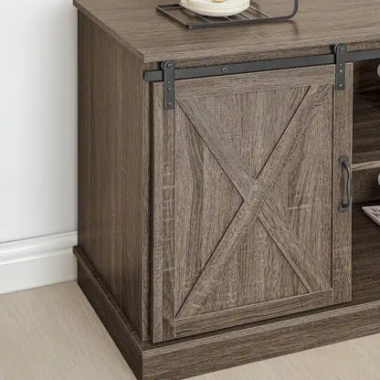 Meuble TV rustique en bois de style ferme, 60 pouces, avec console de rangement et portes coulissantes de style grange.