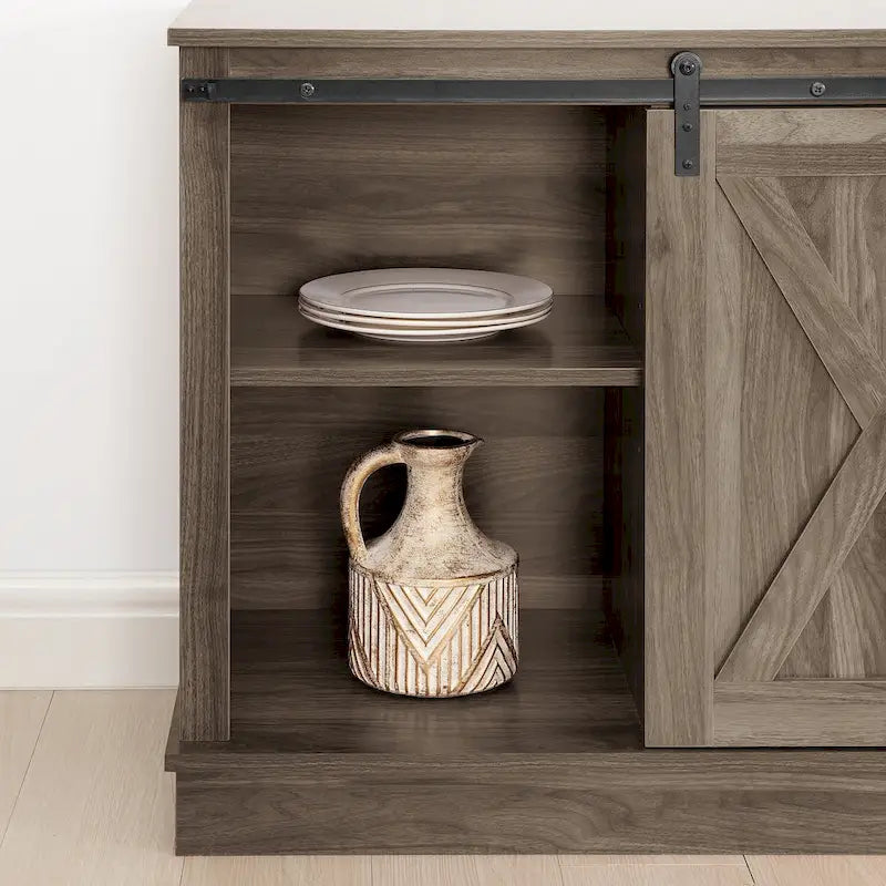 Meuble TV rustique en bois de style ferme, 60 pouces, avec console de rangement et portes coulissantes de style grange.