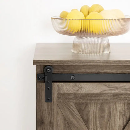 Meuble TV rustique en bois de style ferme, 60 pouces, avec console de rangement et portes coulissantes de style grange.