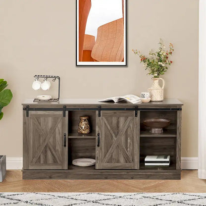 Meuble TV rustique en bois de style ferme, 60 pouces, avec console de rangement et portes coulissantes de style grange.