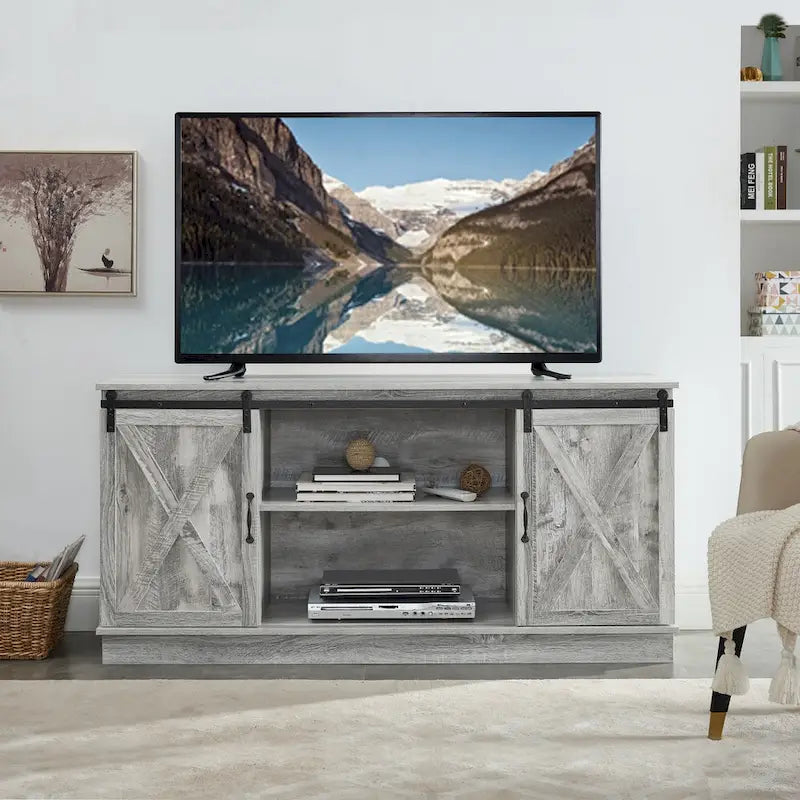 Meuble TV rustique en bois de style ferme, 60 pouces, avec console de rangement et portes coulissantes de style grange.