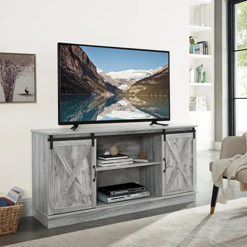 Meuble TV rustique en bois de style ferme, 60 pouces, avec console de rangement et portes coulissantes de style grange.