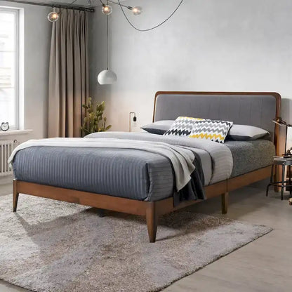 Cadre de lit plateforme queen en bois de noyer recouvert de tissu gris corbeau