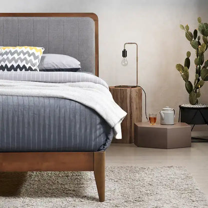 Cadre de lit plateforme queen en bois de noyer recouvert de tissu gris corbeau