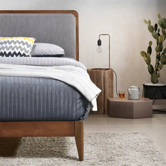 Cadre de lit plateforme queen en bois de noyer recouvert de tissu gris corbeau