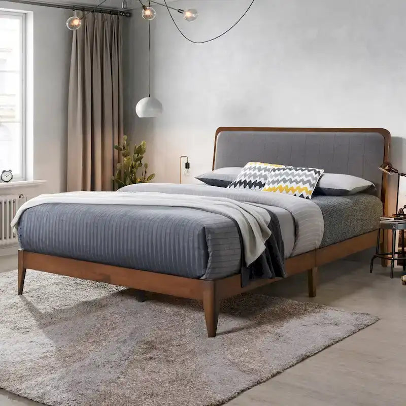 Cadre de lit plateforme queen en bois de noyer recouvert de tissu gris corbeau
