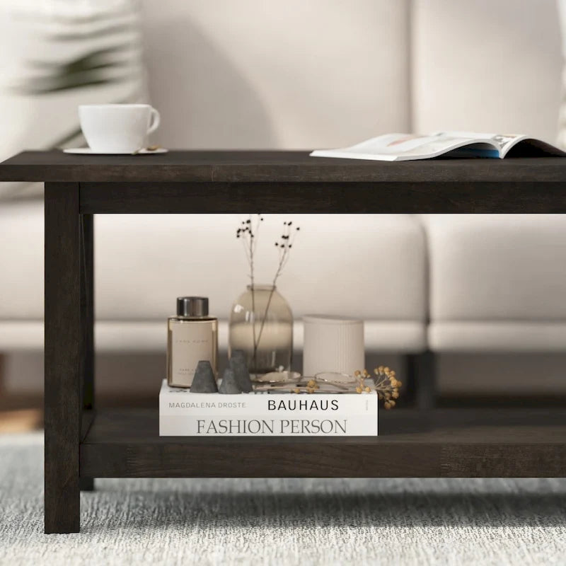 Table basse classique de style campagnard en bois massif