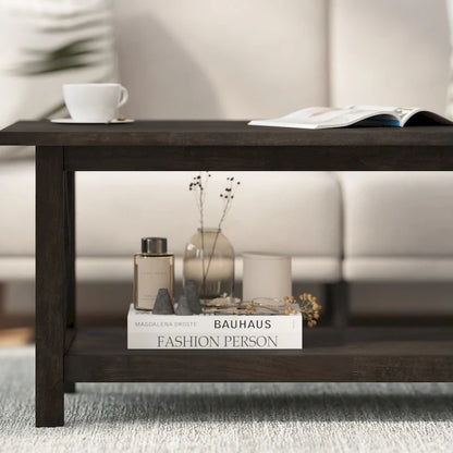 Table basse classique de style campagnard en bois massif