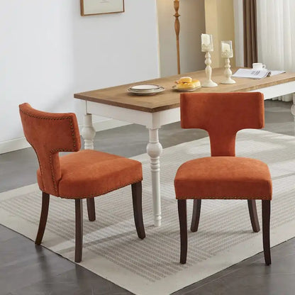 Ensemble de 2 chaises de salle à manger, assise rembourrée en lin, dossier incurvé orné de clous en cuivre, structure en bois massif.