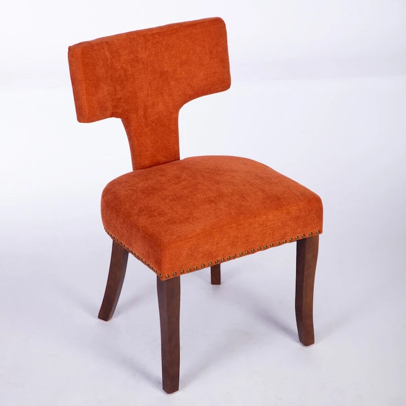 Ensemble de 2 chaises de salle à manger, assise rembourrée en lin, dossier incurvé orné de clous en cuivre, structure en bois massif.