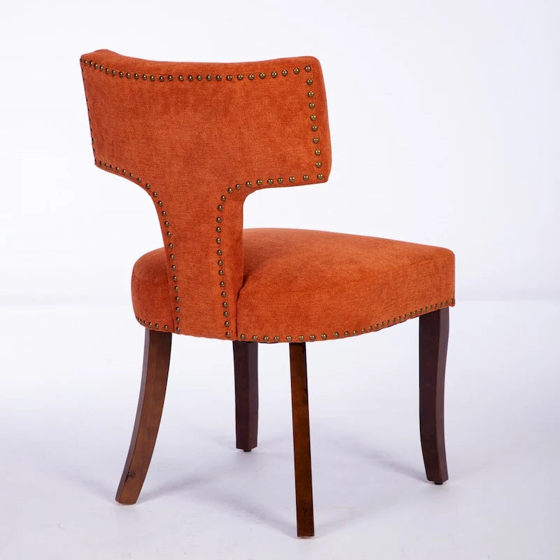 Ensemble de 2 chaises de salle à manger, assise rembourrée en lin, dossier incurvé orné de clous en cuivre, structure en bois massif.