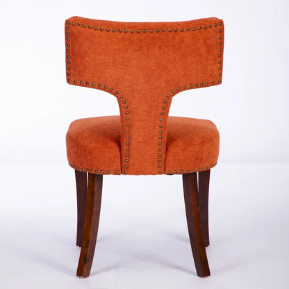 Ensemble de 2 chaises de salle à manger, assise rembourrée en lin, dossier incurvé orné de clous en cuivre, structure en bois massif.