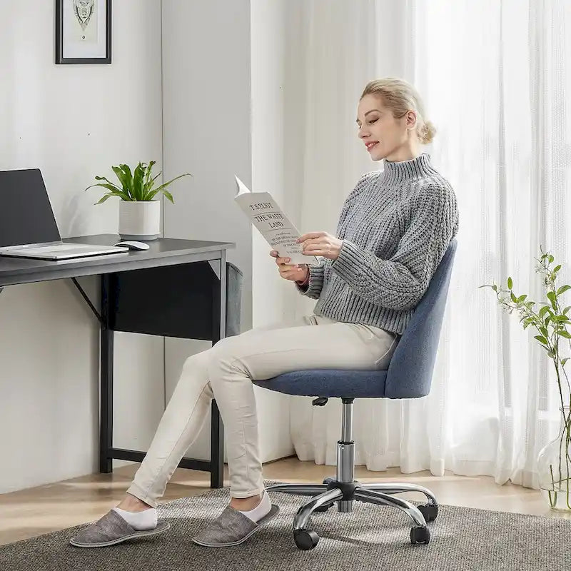 Chaise de bureau sans accoudoirs avec roulettes, pivotante et réglable, idéale pour les petits espaces.