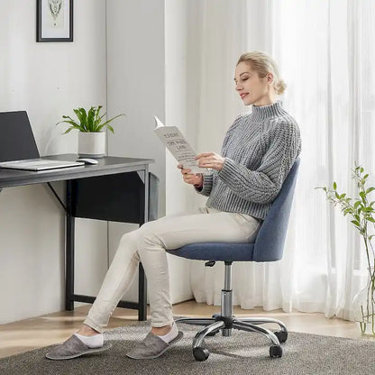 Chaise de bureau sans accoudoirs avec roulettes, pivotante et réglable, idéale pour les petits espaces.