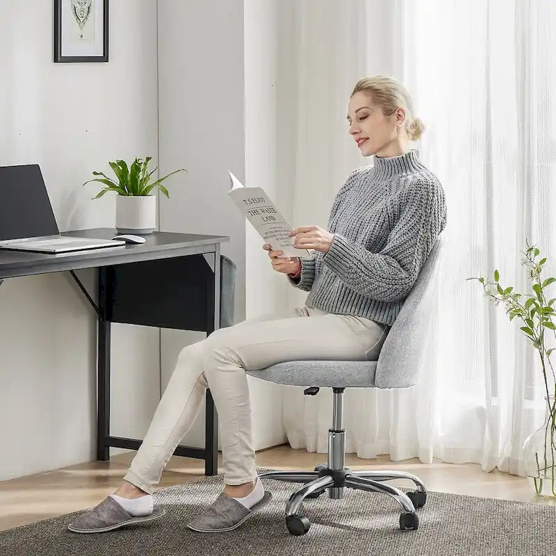 Chaise de bureau sans accoudoirs avec roulettes, pivotante et réglable, idéale pour les petits espaces.