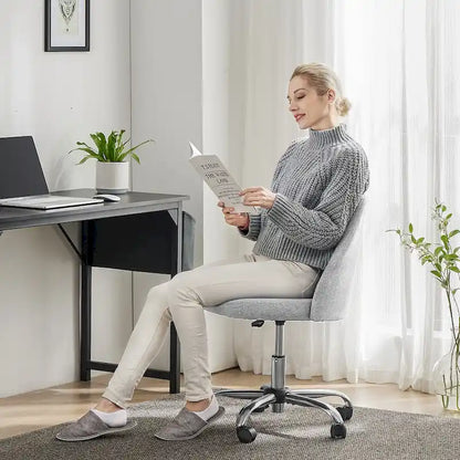 Chaise de bureau sans accoudoirs avec roulettes, pivotante et réglable, idéale pour les petits espaces.