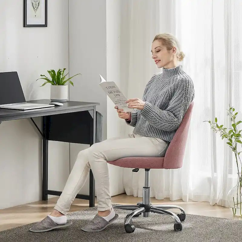 Chaise de bureau sans accoudoirs avec roulettes, pivotante et réglable, idéale pour les petits espaces.